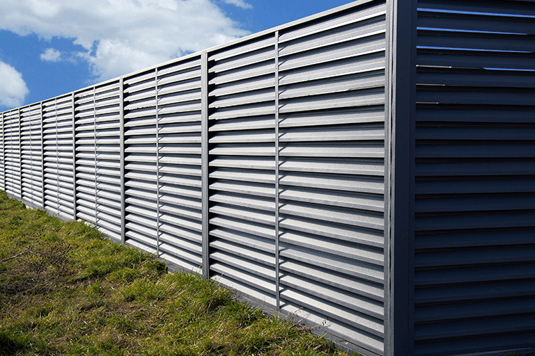 ルーバーフェンスの種類と特長とは？設計時のポイントも解説